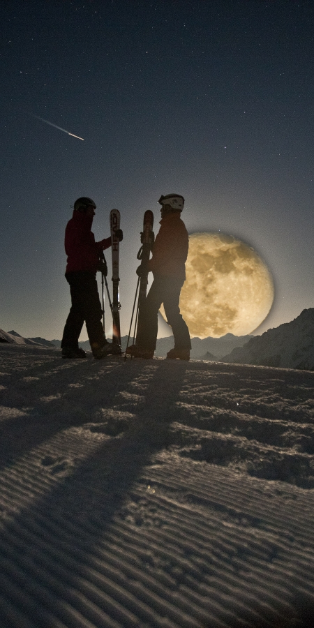 Ski fahren bei Mondschein