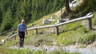 Arno Jäger auf einem Spaziergang durch die Samnauner Natur. Foto: Michelle Zbinden Arno Jäger auf einem Spaziergang durch die Samnauner Natur.