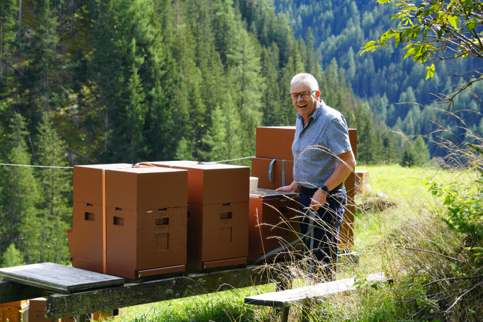 Arno Jäger umsorgt rund 20 Bienenvölker. Foto: Michelle Zbinden Arno Jäger umsorgt rund 20 Bienenvölker.