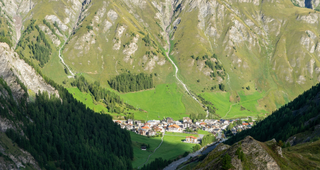 Blick zurück ins Zollfreidorf Samnaun. Blick zurück ins Zollfreidorf Samnaun.