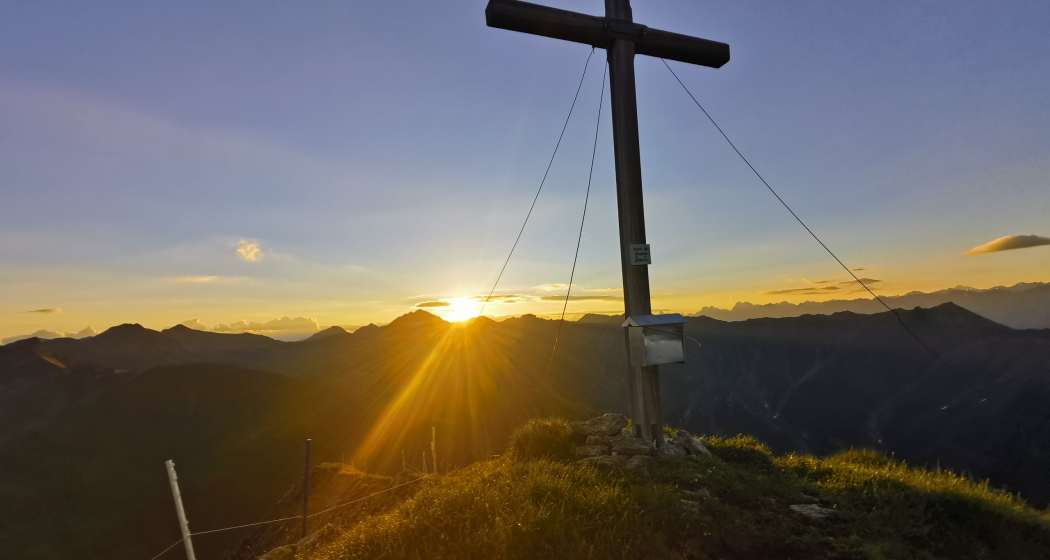 Sonnenaufgang zum Munt da Chierns mit Frühstück auf der Alp Bella (gdl_810859296_image) Sonnenaufgang zum Munt da Chierns mit Frühstück auf der Alp Bella (gdl_810859296_image)