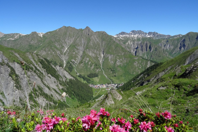 Blick vom Val Maisas auf Samnaun Dorf Blick vom Val Maisas auf Samnaun Dorf