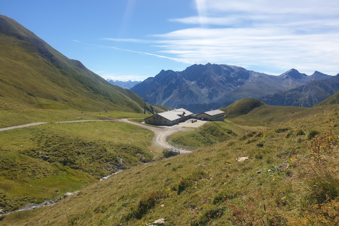 Alp Trida spring trail (oua_94587132_image)