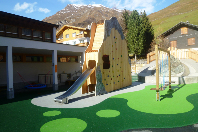 Spielplatz Schulhaus