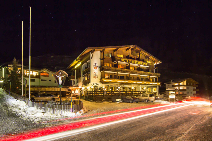 Hotel Cresta Nachtaufnahme