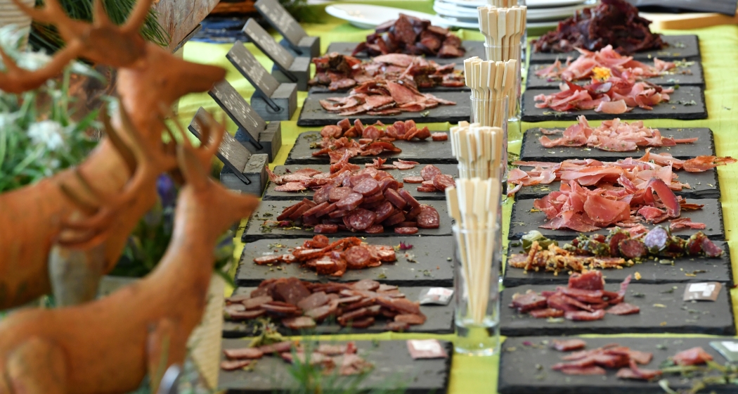 Fleischplatten beim Gipfelgenuss in Samnaun