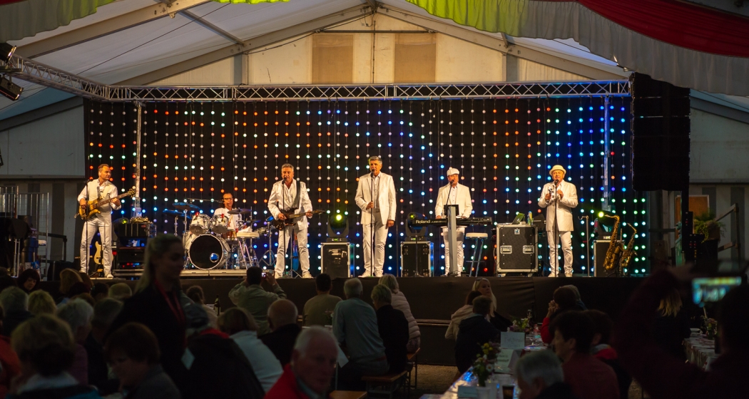 Die Band heizt den Stammgästen beim Konzert ganz schön ein Die Band heizt den Stammgästen beim Konzert ganz schön ein