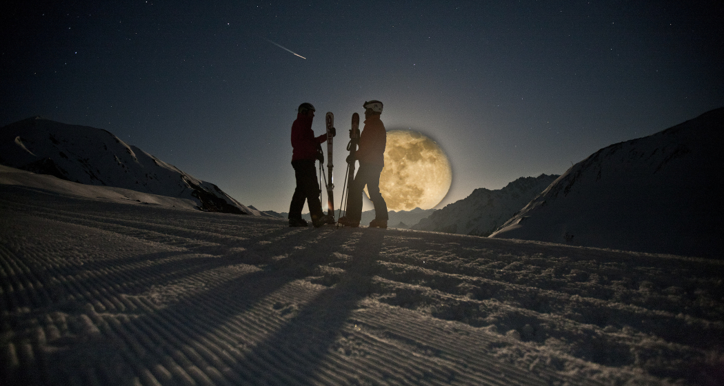 Ski fahren bei Mondschein