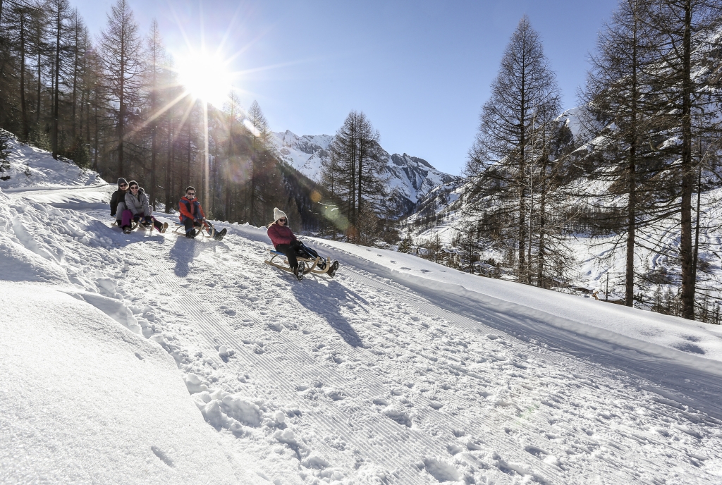 Schlittenfahren im winterlichen Samnaun