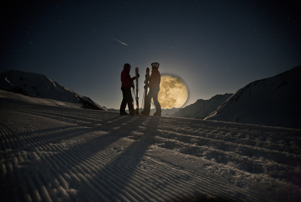 Ski fahren bei Mondschein