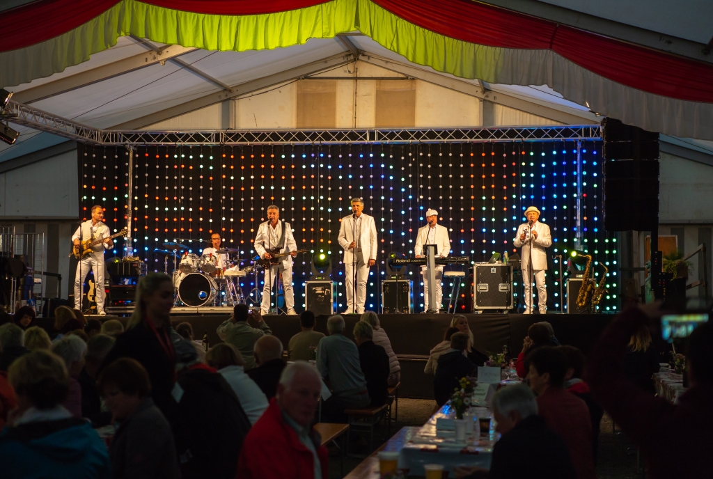 Die Band heizt den Stammgästen beim Konzert ganz schön ein