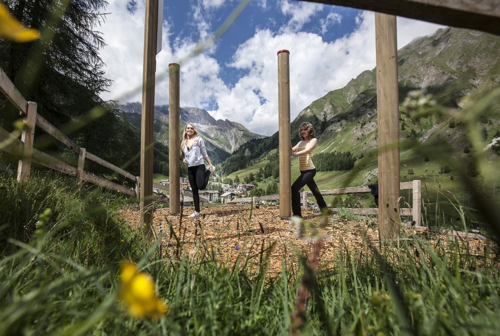 Dehnen und Stretchen im Vitaparcours Samnaun
