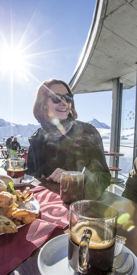 Entspannen in einem der Bergrestaurants im Skigebiet Samnaun/Ischgl.