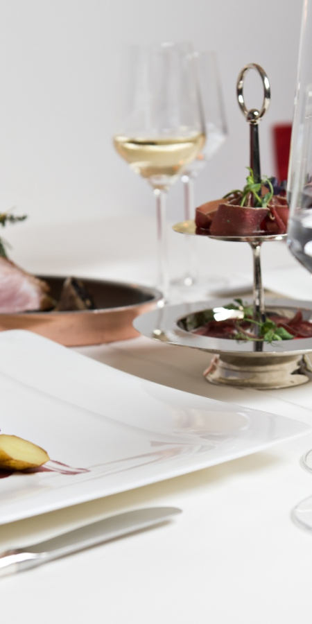 Das Miranda Gourmet Stübli bietet ein kulinarisches Erlebnis mit diversen Bündner Spezialitäten Das Miranda Gourmet Stübli bietet ein kulinarisches Erlebnis mit diversen Bündner Spezialitäten