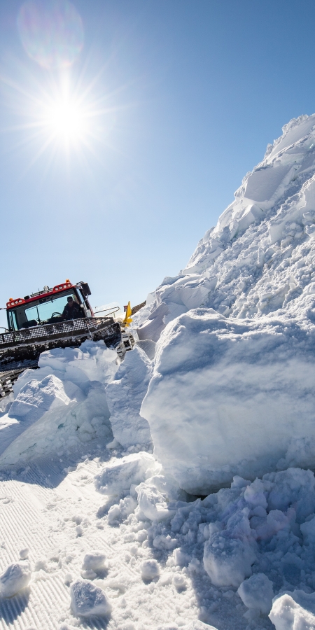 Der Wintermacher von Samnaun: Johnson Carnot. Bild: Dominik Täuber.