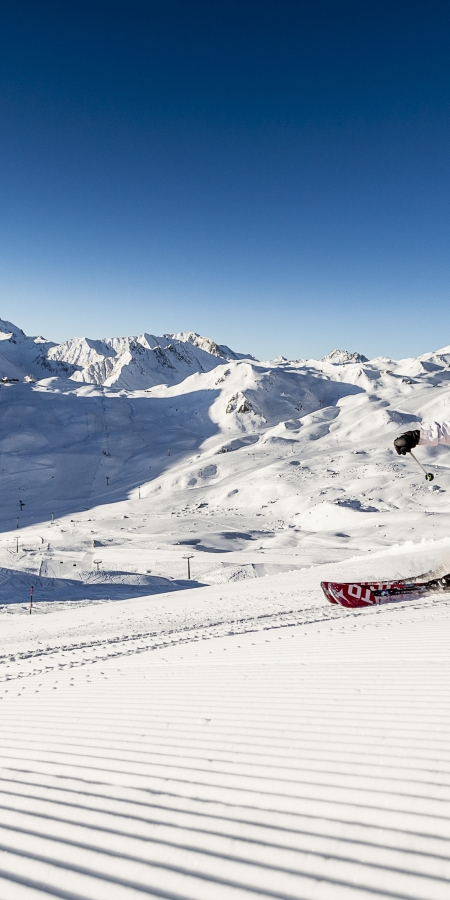 Strahlend blauer Himmel und steile Berge im Skigebiet Samnaun