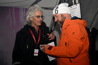 Chris Götz brieft Bernhard Aeschbacher vor seinem Auftritt