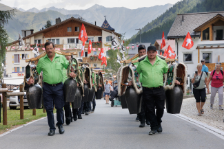 1. August in Samnaun mit Jodelchörli Traditionen Oldtimer Traktoren Festrede Trychler 