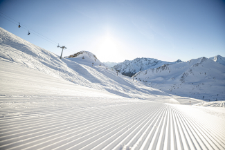 Am 26. November startet Samnaun in den Winter 2026/27. Neuer Twinliner, schneesicheres Skigebiet, Schmuggler-Trophy und Winter-Opening warten.