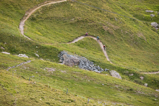 Einfahren auf dem Flow-Trail hinunter zur Alp Trida Einfahren auf dem Flow-Trail hinunter zur Alp Trida