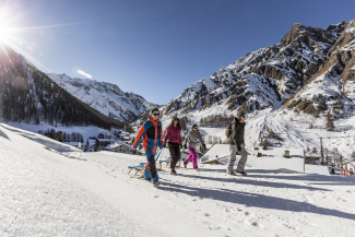 Schlittenfahren im winterlichen Samnaun Schlittenfahren im winterlichen Samnaun