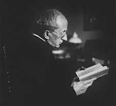 Pater Maurus Carnot mit Buch Pater Maurus Carnot mit Buch