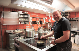 Helmut Tschiderer beim Kochen Helmut Tschiderer beim Kochen
