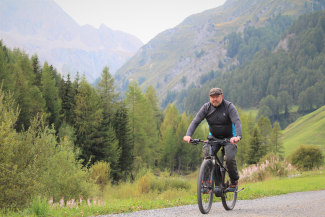 Helmut Tschiderer auf dem E-Bike Helmut Tschiderer auf dem E-Bike