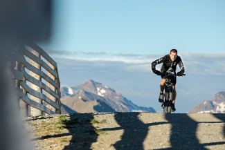 Wo andere die Bahn nehmen, pedalt er hoch. Wo andere die Bahn nehmen, pedalt er hoch.