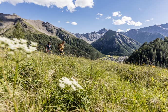 Wunderschöne Aussicht beim Wandern in Samnaun, Schweiz.