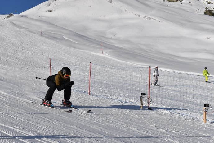 Die Schmuggler mussten den Zöllnern auf den Skis davonfahren. Die Schmuggler mussten den Zöllnern auf den Skis davonfahren.