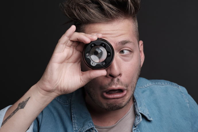 Joël von Mutzenbecher tritt am Comedy im Schnee in Samnaun auf.