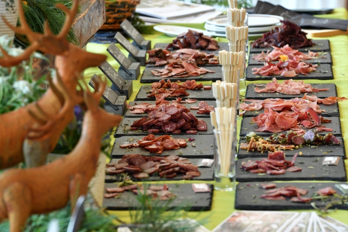 Fleischplatten beim Gipfelgenuss in Samnaun