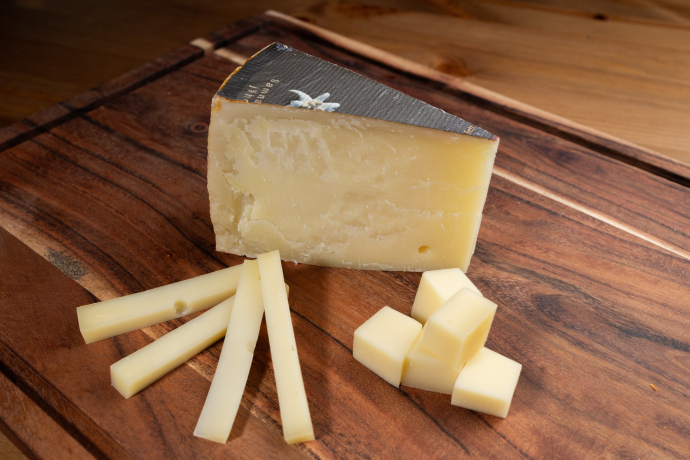 Samnauner Bergkäse: Ein Stück authentische Schweizer Käsekunst