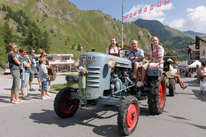 1. August in Samnaun mit Jodelchörli Traditionen Oldtimer Traktoren Festrede Trychler 