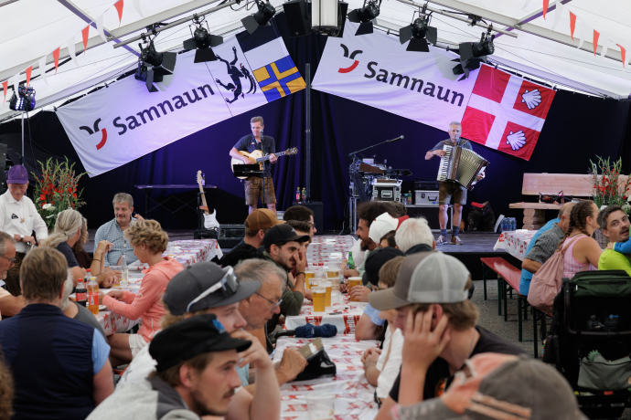 1. August in Samnaun mit Jodelchörli Traditionen Oldtimer Traktoren Festrede Trychler 