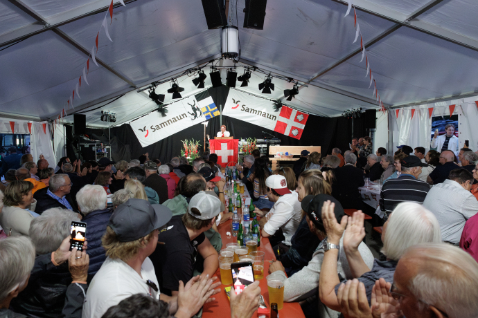 1. August in Samnaun mit Jodelchörli Traditionen Oldtimer Traktoren Festrede Trychler 