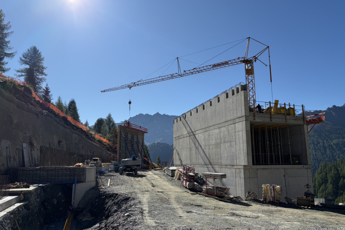 Bau Mittelstation Laret 4.