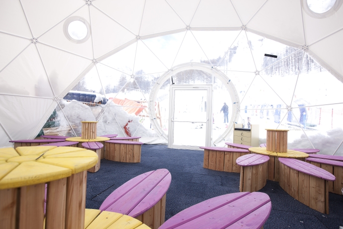 Bunte "Blumentische" im Kinderland in Samnaun Bunte "Blumentische" im Kinderland in Samnaun