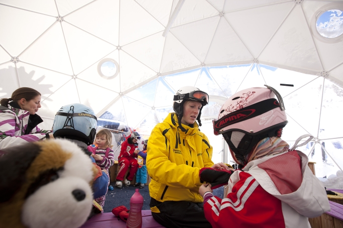 Die Kinder werden für's Schi fahren fertig gemacht