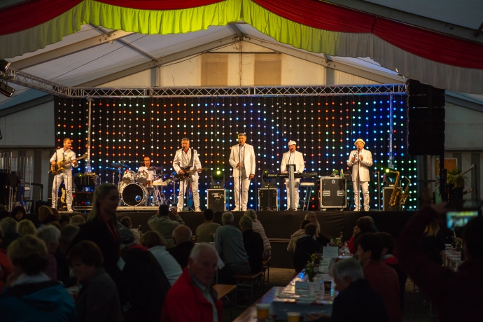 Die Band heizt den Stammgästen beim Konzert ganz schön ein Die Band heizt den Stammgästen beim Konzert ganz schön ein