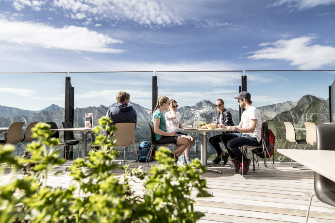 An der frischen Luft und mit dieser Aussicht schmeckt die Jause gleich noch besser