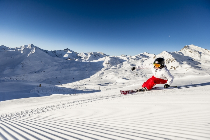 Strahlend blauer Himmel und steile Berge im Skigebiet Samnaun