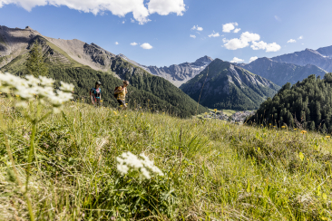 Wunderschöne Aussicht beim Wandern in Samnaun, Schweiz.