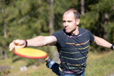 Alex Heis beim Discgolfen