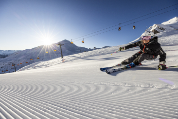 Am 26. November startet Samnaun in den Winter 2026/27. Neuer Twinliner, schneesicheres Skigebiet, Schmuggler-Trophy und Winter-Opening warten.